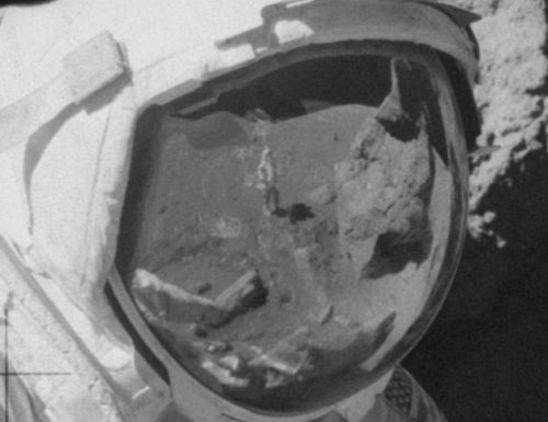 Antibufala: scoperta la foto di un uomo che si aggira sulla Luna senza tuta? No